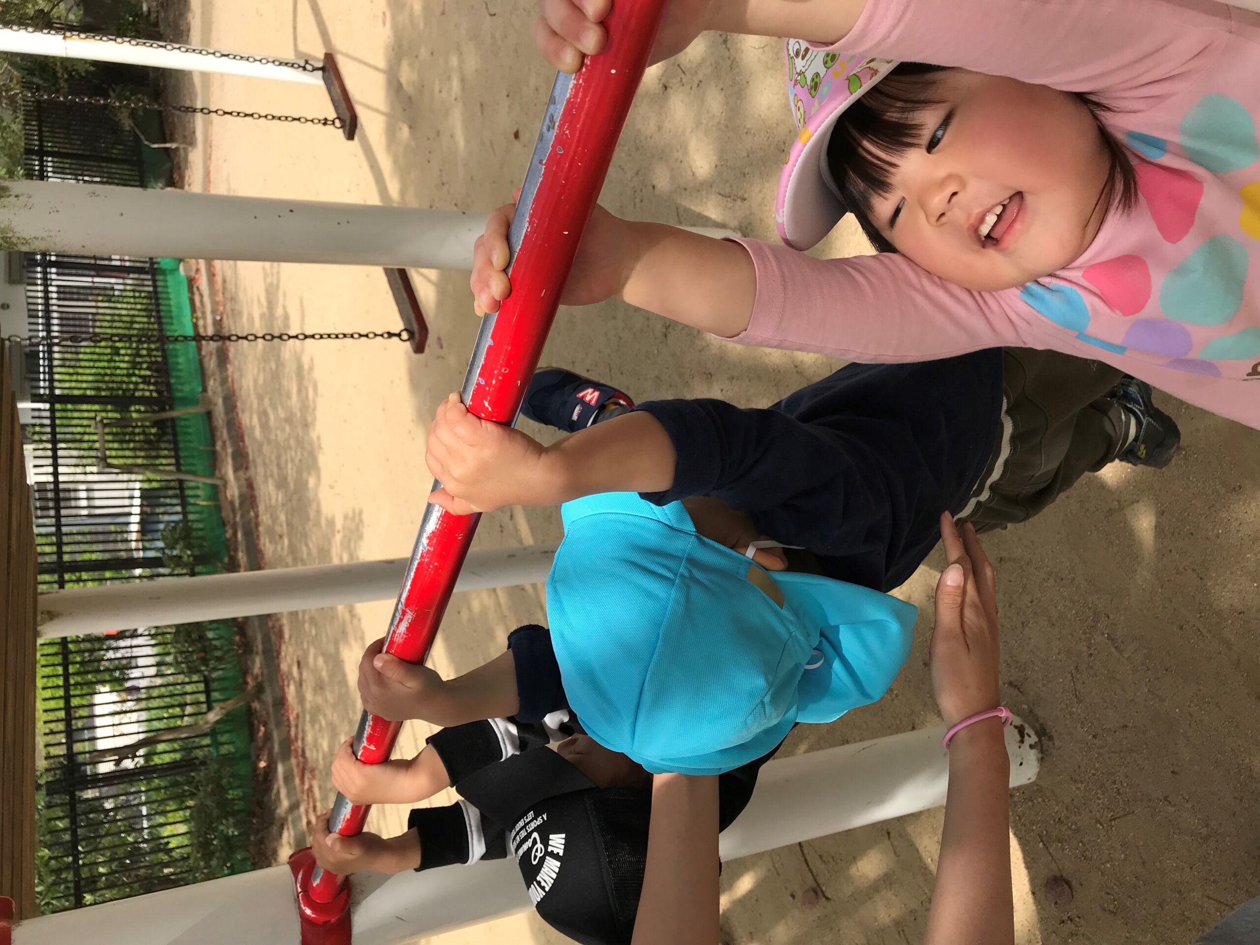 鉄棒遊び