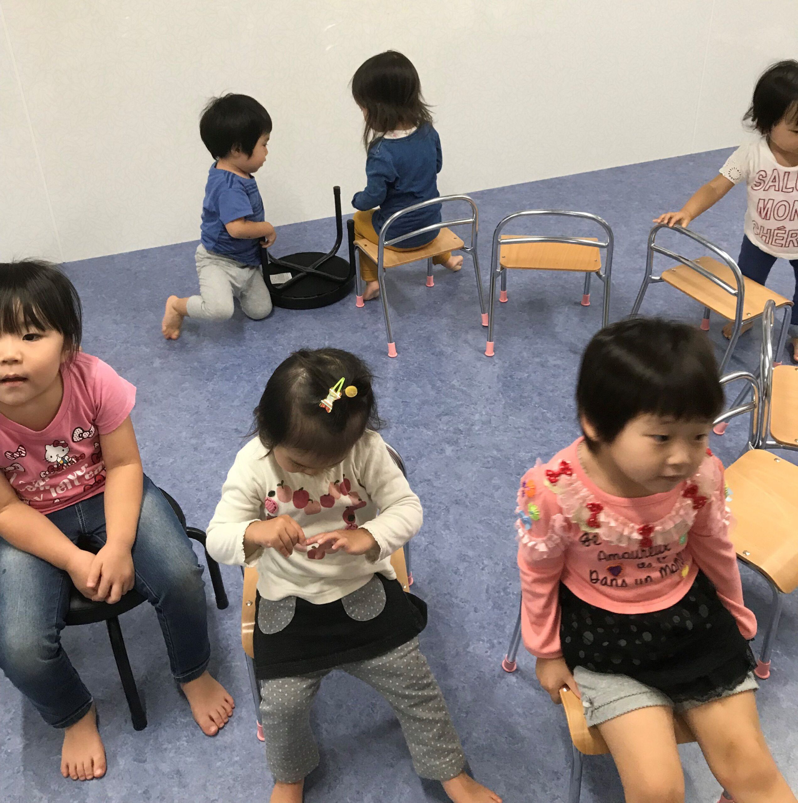 今日の様子　すべり台、椅子取りゲーム風遊び