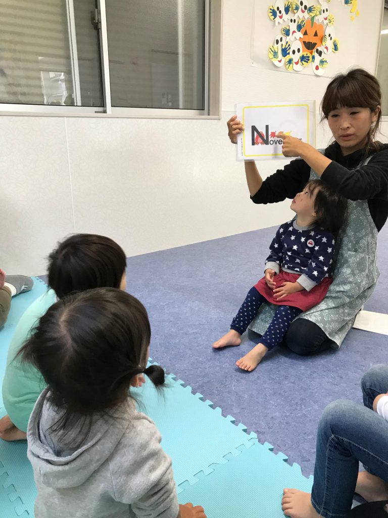 今日の様子　朝の会、英語風景