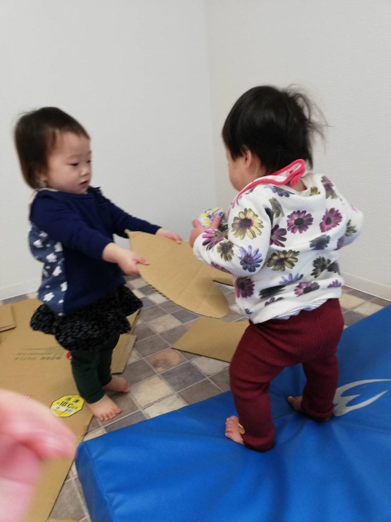 今日の様子ダンボール、マット遊び