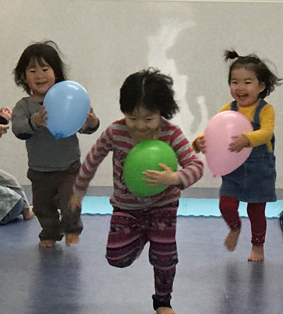 朝の会、英語、風船遊び
