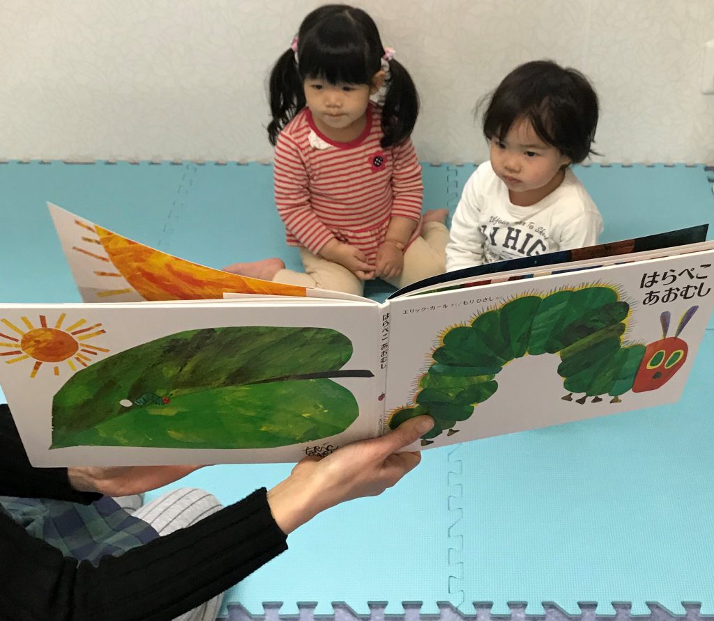 今日の様子 あおむしさんごっこ