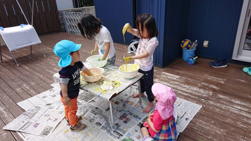 今日の様子　散歩、片栗粉遊び