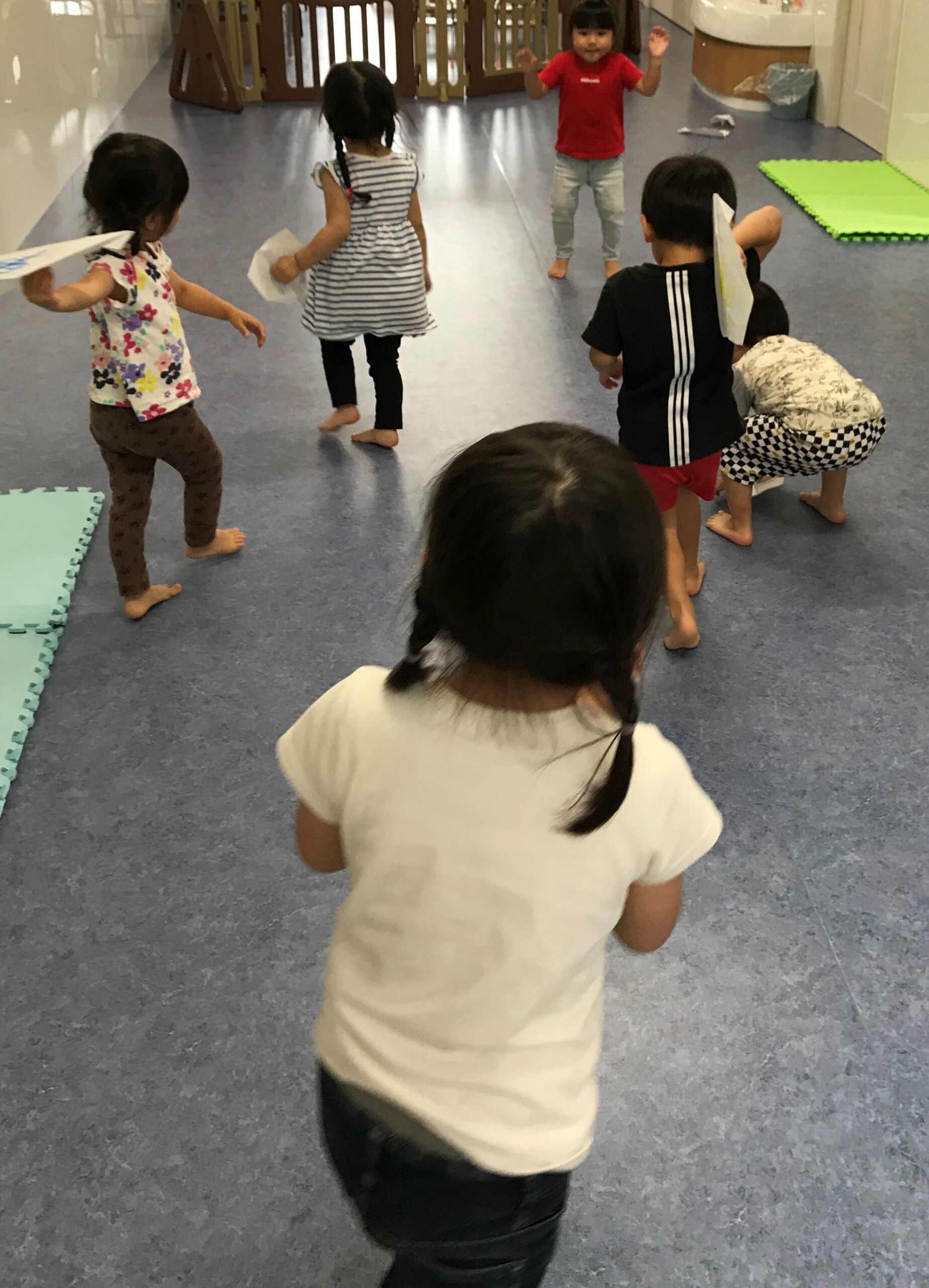 紙飛行機とばしの様子