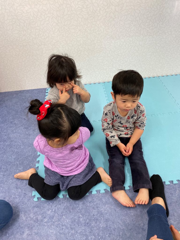 朝の会、ドングリ作り