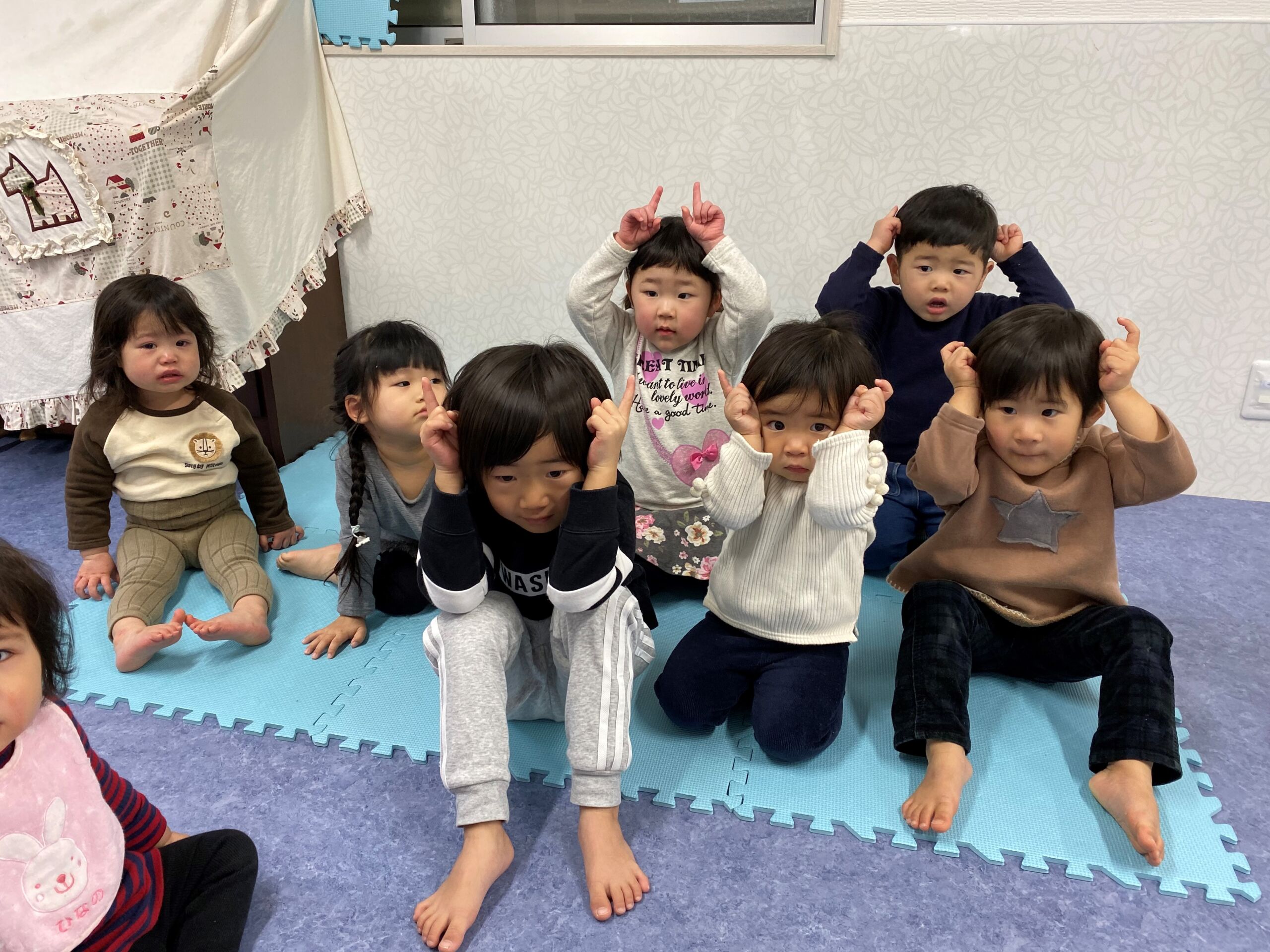 今日の様子　朝の会、絵本読み