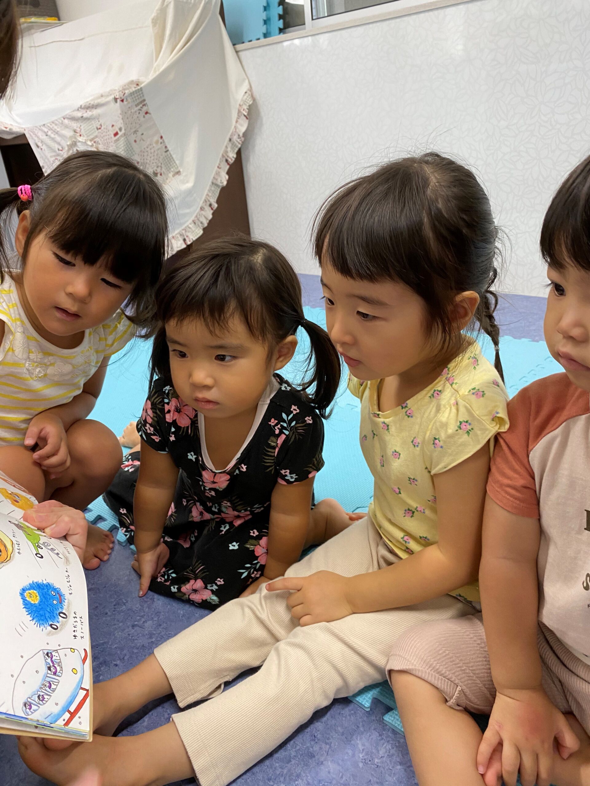 朝の会、ブロック遊びの様子