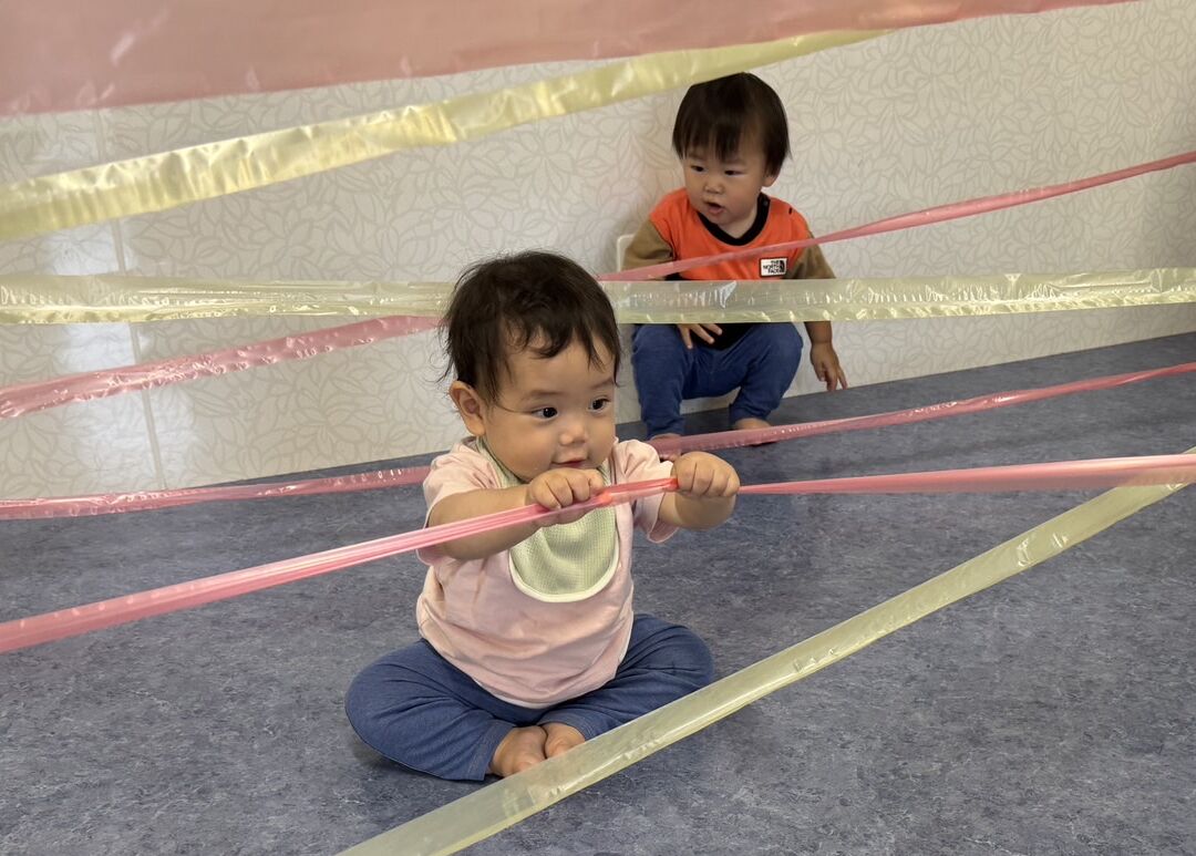 くぐって！のぞいて！感覚あそび『クモの巣くぐり』