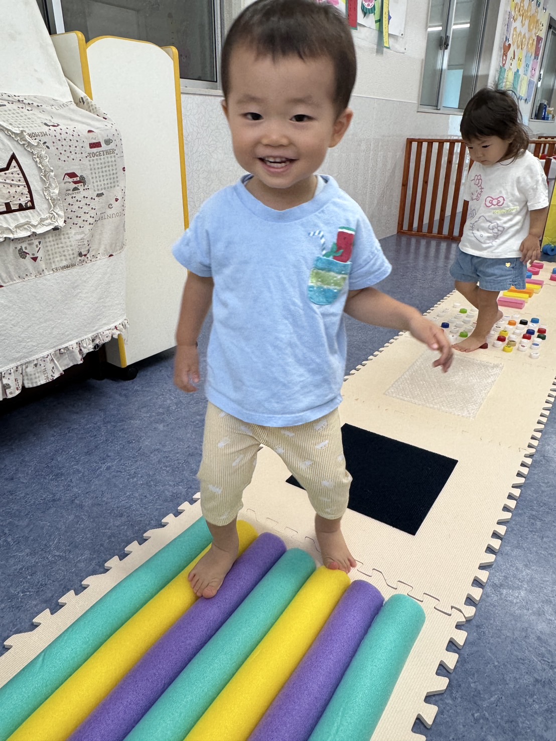 五感と心を育てる！センサリーマットで感覚統合あそび