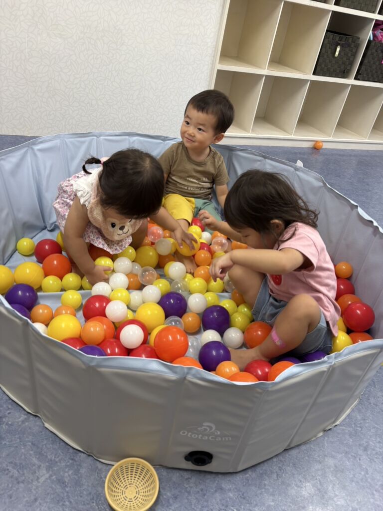 感覚統合あそび「ボールプール」