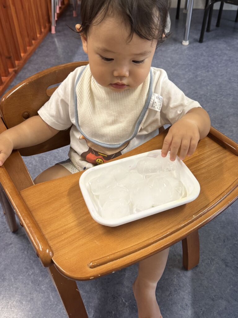 月齢に応じて楽しめる氷を使った感覚遊び